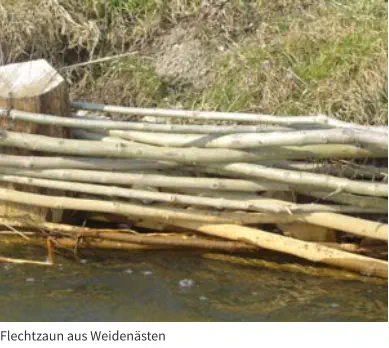 Flechtzaun aus Weidenästen